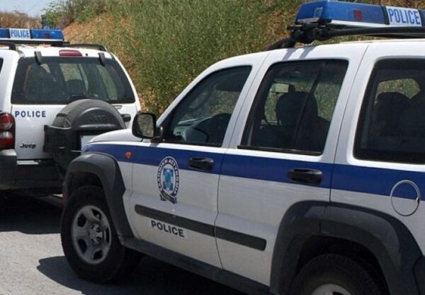 Στο πλαίσιο υλοποίησης επιχειρησιακού σχεδιασμού της Γενικής Αστυνομικής Διεύθυνσης Θεσσαλονίκης για την πρόληψη – αντιμετώπιση της εγκληματικότητας και την εδραίωση αισθήματος ασφάλειας των πολιτών, πρωινές ώρες χθες (15-04-2025), πραγματοποιήθηκε συντονισμένη αστυνομική επιχείρηση σε οικισμό των Διαβατών. Αστυνομικοί του Τμήματος Δίωξης και Εξιχνίασης Εγκλημάτων Δέλτα, με τη συνδρομή συναδέλφων τους των Διευθύνσεων Αστυνομίας, Αλλοδαπών, Τροχαίας και Αστυνομικών Επιχειρήσεων Θεσσαλονίκης, έλεγξαν συνολικά: • (121) άτομα και • (106) οχήματα. Κατά τη διάρκεια των επιχειρήσεων: • Βεβαιώθηκαν (14) παραβάσεις του Κ.Ο.Κ. και • Ακινητοποιήθηκαν (12) οχήματα. Παρόμοιες δράσεις θα συνεχιστούν και σε άλλες περιοχές του Νομού.