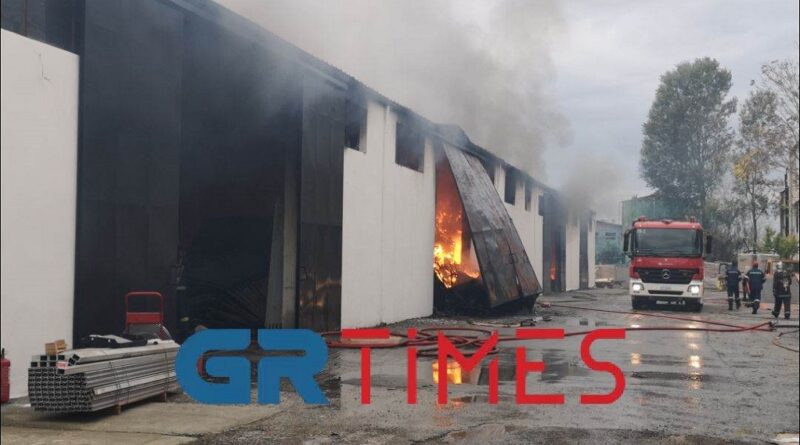 Θεσσαλονίκη: Φωτιά σε μεταφορική εταιρεία στο Καλοχώρι (vid)