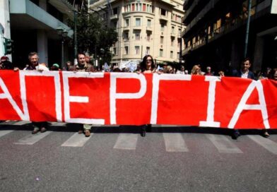 Δένουν κάβους τα πλοία σε όλη τη χώρα αύριο Παρασκευή 1η Μαΐου, λόγω της 24ωρης πανελλαδικής απεργίας που έχει προκηρύξει η Πανελλήνια Ναυτική Ομοσπονδία (ΠΝΟ), τιμώντας την Εργατική Πρωτομαγιά. Η απεργιακή κινητοποίηση ξεκινά στις 00:01 της 1ης Μαΐου και ολοκληρώνεται στις 24:00 της ίδιας ημέρας, επηρεάζοντας το σύνολο των κατηγοριών πλοίων, από την ακτοπλοΐα έως τη ναυτιλία μικρών αποστάσεων, με άμεσες συνέπειες στις θαλάσσιες μετακινήσεις επιβατών και εμπορευμάτων. Στο επίκεντρο των διεκδικήσεων της ΠΝΟ βρίσκονται η ενίσχυση των συλλογικών διαπραγματεύσεων, η υπογραφή και ανανέωση των Συλλογικών Συμβάσεων Εργασίας, καθώς και η διασφάλιση και διεύρυνση των συνδικαλιστικών δικαιωμάτων. Παράλληλα, η Ομοσπονδία θέτει ως βασική προτεραιότητα την προστασία της ανθρώπινης ζωής στη θάλασσα και την αξιοπρέπεια στην εργασία, σε ένα περιβάλλον που μεταβάλλεται λόγω των τεχνολογικών εξελίξεων στη ναυτιλία. Ιδιαίτερη έμφαση δίνεται και στη διατήρηση του δημόσιου και δωρεάν χαρακτήρα της ναυτικής εκπαίδευσης, με την ΠΝΟ να έχει καταθέσει συγκεκριμένες προτάσεις προσαρμογής της στις σύγχρονες απαιτήσεις του κλάδου. Την ίδια ώρα, θέτει ως επιτακτική ανάγκη την αναβάθμιση των υπηρεσιών υγείας και παιδείας, αλλά και την αποκατάσταση απωλειών που έχουν υποστεί οι απόμαχοι της θάλασσας. Στο μήνυμά του για την Εργατική Πρωτομαγιά, ο γενικός γραμματέας της ΠΝΟ, Μανώλης Τσικαλάκης, υπογραμμίζει τη διαχρονική σημασία των αγώνων του εργατικού κινήματος, με σημείο αναφοράς το Σικάγο του 1886 και το αίτημα για το οκτάωρο. Όπως επισημαίνει, «οι εργαζόμενοι ενωμένοι μπορούν να κατακτήσουν σημαντικά δικαιώματα», ενώ θέτει προβληματισμούς για την πορεία και την αξιοπιστία του συνδικαλιστικού κινήματος σήμερα, καλώντας σε αυτοκριτική και ανασύνταξη. Στην απεργία συμμετέχουν και άλλες ναυτεργατικές και λιμενικές οργανώσεις, ενισχύοντας το εύρος των κινητοποιήσεων. Το διοικητικό συμβούλιο της Πανελλήνιας Ένωσης Πληρωμάτων Ρυμουλκών και Ναυαγοσωστικών (ΠΕΠΡΝ) έχει αποφασίσει ομόφωνα τη συμμετοχή του στην απεργία, θέτοντας στο προσκήνιο ζητήματα ασφάλειας, επαγγελματικών δικαιωμάτων και καθυστερήσεων σε θεσμικές ρυθμίσεις που αφορούν τα πληρώματα ρυμουλκών. Παράλληλα, στο απεργιακό μέτωπο εντάσσονται και οι εργαζόμενοι στα λιμάνια μέσω της Ομοσπονδία Υπαλλήλων Λιμανιών Ελλάδος (ΟΜΥΛΕ), οι οποίοι διεκδικούν αυξήσεις μισθών μέσω ελεύθερων συλλογικών διαπραγματεύσεων, μέτρα αντιμετώπισης της ακρίβειας και της στεγαστικής πίεσης, καθώς και ενίσχυση της υγείας και ασφάλειας στους χώρους εργασίας. Οι λιμενεργάτες θέτουν επίσης αιτήματα για δίκαιο φορολογικό σύστημα, ισότιμη πρόσβαση σε δημόσιες υπηρεσίες υγείας και πρόνοιας, προστασία του περιβάλλοντος και μέτρα προσαρμογής στην κλιματική κρίση, αναδεικνύοντας τη σύνδεση των εργασιακών διεκδικήσεων με ευρύτερα κοινωνικά ζητήματα. Ακινητοποιημένο θα είναι και όλο το σιδηροδρομικό δίκτυο της χώρας - Με προσωπικό ασφαλείας ο ΟΑΣΘ Με 24ωρες απεργίες και στάσεις εργασίας συμμετέχουν οι εργαζόμενοι στα μέσα μαζικής μεταφοράς, τρένα και προαστιακό σιδηρόδρομο στις απεργιακές κινητοποιήσεις για την Εργατική Πρωτομαγιά. Αναλυτικά, αύριο Παρασκευή 1η Μαΐου: Ακινητοποιημένα θα είναι όλη την ημέρα τα μέσα σταθερής τροχιάς. Οι εργαζόμενοι σε Μετρό, ΗΣΑΠ και Τραμ αποφάσισαν 24ωρη απεργία από την έναρξη της κυκλοφορίας το πρωί της Παρασκευής, έως τη λήξη της κυκλοφορίας. Ακινητοποιημένο θα είναι και όλο το σιδηροδρομικό δίκτυο της χώρας συμπεριλαμβανομένων και των προαστιακών γραμμών. Σε 24ωρη απεργία προχωρούν οι εργαζόμενοι στον ΟΑΣΘ την 1η Μαΐου, συμμετέχοντας στις πανελλαδικές κινητοποιήσεις που έχουν προκηρύξει για την ίδια ημέρα η ΓΣΕΕ και το Εργατοϋπαλληλικό Κέντρο Θεσσαλονίκης (ΕΚΘ). Σύμφωνα με ανακοίνωση του Συνδικάτου Εργαζομένων του οργανισμού, την ημέρα της απεργίας ο ΟΑΣΘ θα λειτουργεί με προσωπικό ασφαλείας και θα κυκλοφορούν 50 λεωφορεία, ώστε να καλυφθούν οι βασικές ανάγκες μετακίνησης. Κανονικά πάντως θα εξυπηρετηθεί την ημέρα της 24ωρης απεργίας ,το επιβατικό κοινό μέσω της υπηρεσίας μεταφοράς ΑμεΑ, ενώ χωρίς αλλαγές θα πραγματοποιούνται και τα δρομολόγια της νυχτερινής γραμμής του αεροδρομίου (Ν1). Οι εργαζόμενοι του οργανισμού, όπως επισημαίνεται στην ανακοίνωση, θα συμμετάσχουν στην απεργιακή συγκέντρωση που έχει προγραμματιστεί για την Παρασκευή 1η Μαΐου, στις 10:30 το πρωί, μπροστά στο ΕΚΘ.