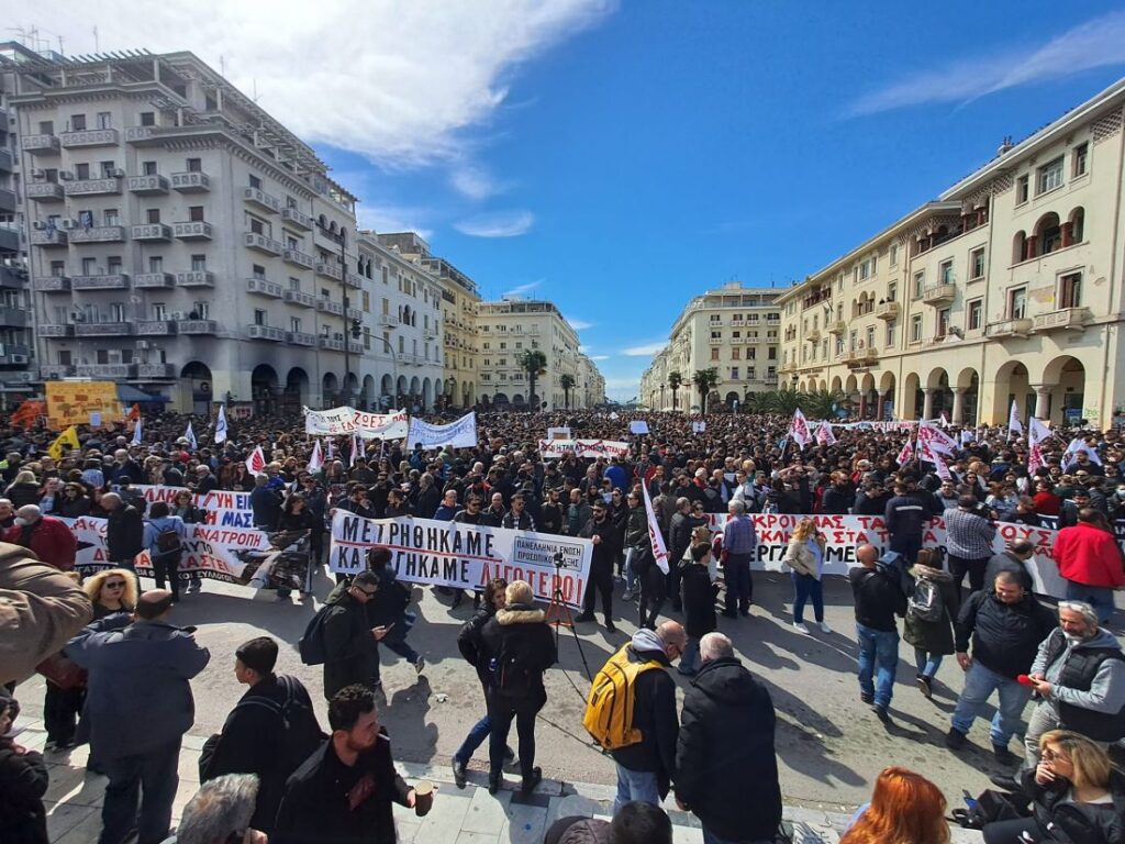 Τέμπη: Χιλιάδες κόσμου στο συλλαλητήριο στη Θεσσαλονίκη (vid)