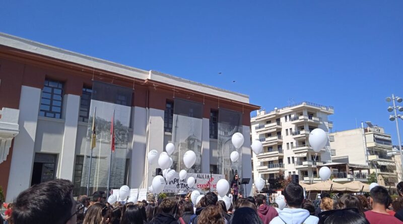 Καλαμαριά: Εκδήλωση μαθητών για τα θύματα στα Τέμπη