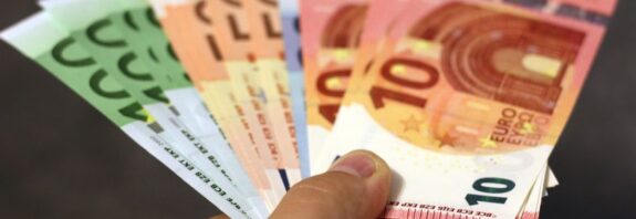Αυξάνεται ο κατώτατος μισθός – Πότε τίθεται σε ισχύ