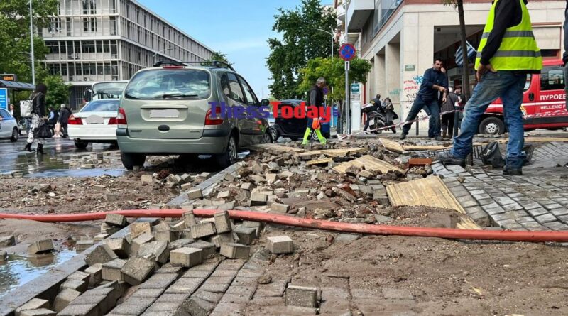 Θεσσαλονίκη: Σπασμένος αγωγός ξήλωσε ολόκληρο πεζοδρόμιο (vid)