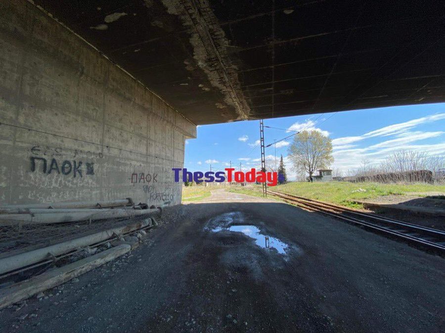 Θεσσαλονίκη: Εικόνες-σοκ σε διαλυμένη γέφυρα – Περνάει πάνω από σταθμό του ΟΣΕ