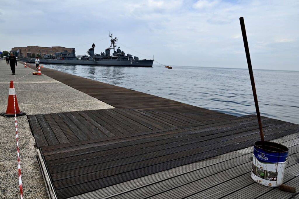 Δ. Θεσσαλονίκης: Έργα συντήρησης στη νέα παραλία - Βαφή του ξύλινου ντεκ