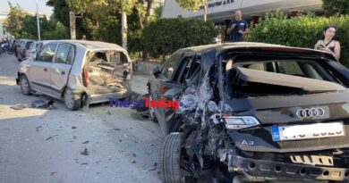 Θεσσαλονίκη: Τουριστικό λεωφορείο έπεσε σε σταθμευμένα αυτοκίνητα (vid)