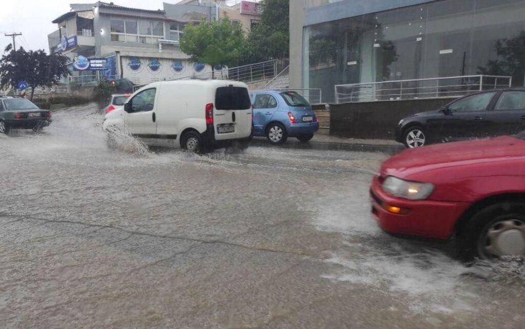 Ισχυρή βροχόπτωση στη δυτική Θεσσαλονίκη – Δεκάδες κλήσεις στην Πυροσβεστική (vid)