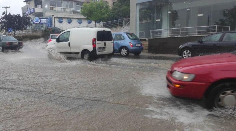 Ισχυρή βροχόπτωση στη δυτική Θεσσαλονίκη – Δεκάδες κλήσεις στην Πυροσβεστική (vid)