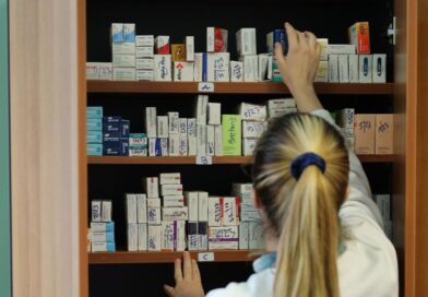 Από τα φαρμακεία της γειτονιάς τους θα μπορούν πλέον να προμηθεύονται από τις 16 Φεβρουαρίου οι ασθενείς τα φάρμακα υψηλού κόστους (ΦΥΚ) καθώς μετά από σχεδόν οκτώ μήνες διαδικασιών, το υπουργείο Υγείας και ο ΕΟΠΥΥ ολοκλήρωσαν τις απαραίτητες ενέργειες για τη διακίνηση αυτών των φαρμάκων. Το μέτρο αυτό αναμένεται να βάλει τέλος στην ταλαιπωρία των χρονίως πασχόντων και στις ουρές έξω από τα φαρμακεία του ΕΟΠΥΥ. «Με αυτόν τον τρόπο θα λυθεί το μεγάλο πρόβλημα των ουρών που μας ντρόπιαζε σαν χώρα, των ανθρώπων οι οποίοι χειμώνα μέσα στο κρύο και καλοκαίρι μέσα στον καύσωνα περίμεναν έξω από τα φαρμακεία του ΕΟΠΥΥ για να προμηθευτούν το φάρμακό τους.Αρχίζουμε σταδιακά με δύο κατηγορίες ασθενών οι οποίοι θα εξυπηρετούνται με τα φάρμακά τους από τα φαρμακεία μας και σταδιακά θα προχωρήσουμε και σε άλλες παθήσεις που θα εξυπηρετούνται από εμάς, έτσι ώστε να φτάσουμε σιγά σιγά ο μεγαλύτερος όγκος αυτών των φαρμάκων,ειδικά όσα δεν είναι νοσοκομειακού περιβάλλοντος,τα οποία θα πρέπει να χρησιμοποιούνται στα νοσοκομεία να μπορεί να τα παίρνει ο κόσμος μέσα από τα φαρμακεία μας. Είναι ένα πολύ σημαντικό βήμα ανακούφισης των ασθενών αυτών οι οποίοι πάσχουν από σοβαρές παθήσεις, είναι ένα βήμα το οποίο το είχε αντιληφθεί ο πρωθυπουργός εδώ και πάρα πολλά χρόνια από την εποχή που ήταν ακόμη στην αντιπολίτευση» δήλωσε ο πρόεδρος του ΦΣΘ Διονύσιος Ευγενίδης στο πλαίσιο εκδήλωσης που διοργάνωσε ο Σύλλογος. Σε πρώτη φάση,το μέτρο αφορά ογκολογικούς ασθενείς και ασθενείς με σκλήρυνση κατά πλάκας, καλύπτοντας περίπου 23.000 συνταγές μηνιαίως. Σταδιακά θα ενταχθούν και άλλες κατηγορίες, όπως ασθενείς με ηπατίτιδα Β και D και άσθμα, με στόχο έως το πρώτο τρίμηνο του 2026 να διατίθενται περίπου 66.000 συνταγές μηνιαίως μέσω ιδιωτικών φαρμακείων. Στο νομό Θεσσαλονίκης τα ΦΥΚ θα διατίθενται από όλα σχεδόν τα φαρμακεία πλην 17 που δήλωσαν ότι δεν επιθυμούν τη διάθεσή τους. «Τα φάρμακα υψηλού κόστους, όπως όλα τα φάρμακα, πρέπει να διακινούνται μέσω των φαρμακείων, ώστε η πρόσβαση των ασθενών με σοβαρές παθήσεις να είναι εύκολη. Οι ασθενείς θα μπορούν πλέον να απευθύνονται στο φαρμακείο της γειτονιάς τους και να παραλαμβάνουν άμεσα και δωρεάν το φάρμακό τους, με πλήρη ενημέρωση για τη χρήση και τις πιθανές παρενέργειες» πρόσθεσε ο κ .Ευγενίδης. Ο ΦΣΘ προγραμματίζει εκστρατεία ενημέρωσης των πολιτών μέσω ραδιοφώνου και social media, ενώ το θέμα θα αναδειχθεί και στο 12ο Πανελλήνιο Συνέδριο Εφαρμοσμένης Φαρμακευτικής στις 28-29 Μαρτίου. Οδηγίες για τους ασθενείς: Τι πρέπει να κάνουν οι ασθενείς Η διαδικασία που προβλέπεται για τους πολίτες είναι η εξής: -κατά τη συνταγογράφηση της συνταγής με ΦΥΚ από τον ιατρό, ο ασθενής θα ενημερώνεται μέσω μηνύματος που θα εκδίδεται από το σύστημα ηλεκτρονικής συνταγογράφησης (ΗΔΥΚΑ) και θα εκτυπώνεται πάνω στη συνταγή για τη δυνατότητα διάθεσής του εντελώς δωρεάν από το ιδιωτικό φαρμακείο. Οι συνταγές πρέπει να αναγράφουν μόνο φάρμακα που μπορούν να διατεθούν με τον συγκεκριμένο τρόπο και έναν κωδικό ΕΟΦ κάθε φορά -για να επιλέξει ο ασθενής τη λήψη φαρμάκων μέσω ιδιωτικού φαρμακείου θα πρέπει να εισέλθει στην «Εφαρμογή διάθεσης φαρμάκων υψηλού κόστους (ΦΥΚ)» χρησιμοποιώντας τους κωδικούς taxisnet και τον ΑΜΚΑ του (https://fyk.eopyy.gov.gr/login) -για τη βοήθεια των ασθενών θα υπάρχει δυνατότητα συνδυαστικής αναζήτησης του φαρμακείου με στοιχεία όπως όνομα φαρμακείου, περιοχή, πόλη, τηλέφωνο -στην εφαρμογή θα υπάρχει λίστα με όλα τα φαρμακεία μέλη του Πανελλήνιου Φαρμακευτικού Συλλόγου, εκτός από εκείνα που έχουν ζητήσει την εξαίρεσή τους -κάθε συνταγή υποβάλλεται σε ηλεκτρονικό προέλεγχο από τον ΕΟΠΥΥ (έλεγχος κανονικότητας, πάθησης και ιστορικού). Ο ασθενής ενημερώνεται ηλεκτρονικά για την αποδοχή ή απόρριψη του αιτήματος. Σε περίπτωση απόρριψης θα ενημερώνεται μέσω του συστήματος ο δικαιούχος περίθαλψης με συνοπτική αιτιολογία. Παράδοση και παραλαβή Τα φάρμακα αποστέλλονται από τον ΕΟΠΥΥ στο φαρμακείο μέσω φαρμακευτικών εταιρειών ή της πιστοποιημένης εταιρείας αποστολής φαρμάκων και των φαρμακαποθηκών. Ο συνολικός χρόνος από την έγκριση μέχρι την παραλαβή δεν μπορεί να υπερβαίνει τις δέκα εργάσιμες ημέρες. Ο φαρμακοποιός ελέγχει την ταυτοπροσωπία του δικαιούχου ή τη νόμιμη εξουσιοδότηση, διασφαλίζει την ακεραιότητα του σκευάσματος και την τήρηση της ψυχρής αλυσίδας, ενώ έχει το δικαίωμα άρνησης παραλαβής σε περίπτωση αλλοίωσης.