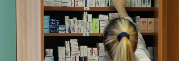 Από τα φαρμακεία της γειτονιάς τους θα μπορούν πλέον να προμηθεύονται από τις 16 Φεβρουαρίου οι ασθενείς τα φάρμακα υψηλού κόστους (ΦΥΚ) καθώς μετά από σχεδόν οκτώ μήνες διαδικασιών, το υπουργείο Υγείας και ο ΕΟΠΥΥ ολοκλήρωσαν τις απαραίτητες ενέργειες για τη διακίνηση αυτών των φαρμάκων. Το μέτρο αυτό αναμένεται να βάλει τέλος στην ταλαιπωρία των χρονίως πασχόντων και στις ουρές έξω από τα φαρμακεία του ΕΟΠΥΥ. «Με αυτόν τον τρόπο θα λυθεί το μεγάλο πρόβλημα των ουρών που μας ντρόπιαζε σαν χώρα, των ανθρώπων οι οποίοι χειμώνα μέσα στο κρύο και καλοκαίρι μέσα στον καύσωνα περίμεναν έξω από τα φαρμακεία του ΕΟΠΥΥ για να προμηθευτούν το φάρμακό τους.Αρχίζουμε σταδιακά με δύο κατηγορίες ασθενών οι οποίοι θα εξυπηρετούνται με τα φάρμακά τους από τα φαρμακεία μας και σταδιακά θα προχωρήσουμε και σε άλλες παθήσεις που θα εξυπηρετούνται από εμάς, έτσι ώστε να φτάσουμε σιγά σιγά ο μεγαλύτερος όγκος αυτών των φαρμάκων,ειδικά όσα δεν είναι νοσοκομειακού περιβάλλοντος,τα οποία θα πρέπει να χρησιμοποιούνται στα νοσοκομεία να μπορεί να τα παίρνει ο κόσμος μέσα από τα φαρμακεία μας. Είναι ένα πολύ σημαντικό βήμα ανακούφισης των ασθενών αυτών οι οποίοι πάσχουν από σοβαρές παθήσεις, είναι ένα βήμα το οποίο το είχε αντιληφθεί ο πρωθυπουργός εδώ και πάρα πολλά χρόνια από την εποχή που ήταν ακόμη στην αντιπολίτευση» δήλωσε ο πρόεδρος του ΦΣΘ Διονύσιος Ευγενίδης στο πλαίσιο εκδήλωσης που διοργάνωσε ο Σύλλογος. Σε πρώτη φάση,το μέτρο αφορά ογκολογικούς ασθενείς και ασθενείς με σκλήρυνση κατά πλάκας, καλύπτοντας περίπου 23.000 συνταγές μηνιαίως. Σταδιακά θα ενταχθούν και άλλες κατηγορίες, όπως ασθενείς με ηπατίτιδα Β και D και άσθμα, με στόχο έως το πρώτο τρίμηνο του 2026 να διατίθενται περίπου 66.000 συνταγές μηνιαίως μέσω ιδιωτικών φαρμακείων. Στο νομό Θεσσαλονίκης τα ΦΥΚ θα διατίθενται από όλα σχεδόν τα φαρμακεία πλην 17 που δήλωσαν ότι δεν επιθυμούν τη διάθεσή τους. «Τα φάρμακα υψηλού κόστους, όπως όλα τα φάρμακα, πρέπει να διακινούνται μέσω των φαρμακείων, ώστε η πρόσβαση των ασθενών με σοβαρές παθήσεις να είναι εύκολη. Οι ασθενείς θα μπορούν πλέον να απευθύνονται στο φαρμακείο της γειτονιάς τους και να παραλαμβάνουν άμεσα και δωρεάν το φάρμακό τους, με πλήρη ενημέρωση για τη χρήση και τις πιθανές παρενέργειες» πρόσθεσε ο κ .Ευγενίδης. Ο ΦΣΘ προγραμματίζει εκστρατεία ενημέρωσης των πολιτών μέσω ραδιοφώνου και social media, ενώ το θέμα θα αναδειχθεί και στο 12ο Πανελλήνιο Συνέδριο Εφαρμοσμένης Φαρμακευτικής στις 28-29 Μαρτίου. Οδηγίες για τους ασθενείς: Τι πρέπει να κάνουν οι ασθενείς Η διαδικασία που προβλέπεται για τους πολίτες είναι η εξής: -κατά τη συνταγογράφηση της συνταγής με ΦΥΚ από τον ιατρό, ο ασθενής θα ενημερώνεται μέσω μηνύματος που θα εκδίδεται από το σύστημα ηλεκτρονικής συνταγογράφησης (ΗΔΥΚΑ) και θα εκτυπώνεται πάνω στη συνταγή για τη δυνατότητα διάθεσής του εντελώς δωρεάν από το ιδιωτικό φαρμακείο. Οι συνταγές πρέπει να αναγράφουν μόνο φάρμακα που μπορούν να διατεθούν με τον συγκεκριμένο τρόπο και έναν κωδικό ΕΟΦ κάθε φορά -για να επιλέξει ο ασθενής τη λήψη φαρμάκων μέσω ιδιωτικού φαρμακείου θα πρέπει να εισέλθει στην «Εφαρμογή διάθεσης φαρμάκων υψηλού κόστους (ΦΥΚ)» χρησιμοποιώντας τους κωδικούς taxisnet και τον ΑΜΚΑ του (https://fyk.eopyy.gov.gr/login) -για τη βοήθεια των ασθενών θα υπάρχει δυνατότητα συνδυαστικής αναζήτησης του φαρμακείου με στοιχεία όπως όνομα φαρμακείου, περιοχή, πόλη, τηλέφωνο -στην εφαρμογή θα υπάρχει λίστα με όλα τα φαρμακεία μέλη του Πανελλήνιου Φαρμακευτικού Συλλόγου, εκτός από εκείνα που έχουν ζητήσει την εξαίρεσή τους -κάθε συνταγή υποβάλλεται σε ηλεκτρονικό προέλεγχο από τον ΕΟΠΥΥ (έλεγχος κανονικότητας, πάθησης και ιστορικού). Ο ασθενής ενημερώνεται ηλεκτρονικά για την αποδοχή ή απόρριψη του αιτήματος. Σε περίπτωση απόρριψης θα ενημερώνεται μέσω του συστήματος ο δικαιούχος περίθαλψης με συνοπτική αιτιολογία. Παράδοση και παραλαβή Τα φάρμακα αποστέλλονται από τον ΕΟΠΥΥ στο φαρμακείο μέσω φαρμακευτικών εταιρειών ή της πιστοποιημένης εταιρείας αποστολής φαρμάκων και των φαρμακαποθηκών. Ο συνολικός χρόνος από την έγκριση μέχρι την παραλαβή δεν μπορεί να υπερβαίνει τις δέκα εργάσιμες ημέρες. Ο φαρμακοποιός ελέγχει την ταυτοπροσωπία του δικαιούχου ή τη νόμιμη εξουσιοδότηση, διασφαλίζει την ακεραιότητα του σκευάσματος και την τήρηση της ψυχρής αλυσίδας, ενώ έχει το δικαίωμα άρνησης παραλαβής σε περίπτωση αλλοίωσης.