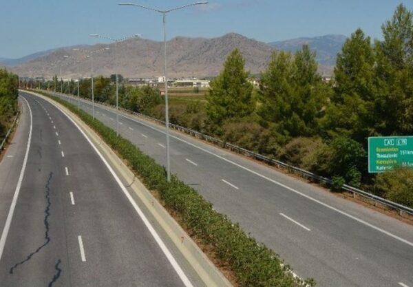 Αγελάδα στη μέση της ΕΟ Θεσσαλονίκης - Αθηνών, στο ύψος της Σίνδου - Απομακρύνθηκε χωρίς ατύχημα