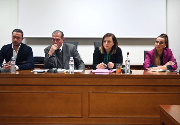 Ο Σπύρος Σταματάκης αποχαιρετά τον Κώστα Διαμαντή