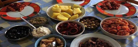 Αυξημένη ζήτηση για νηστίσιμα προϊόντα και στρατηγική αναδιάταξη στην αγορά της εστίασης