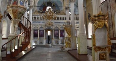 Πάσχα: Η πρώτη Ανάσταση στο ναό του Ταξιάρχη στο Αϊβαλί