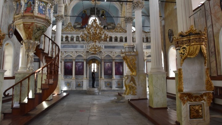 Πάσχα: Η πρώτη Ανάσταση στο ναό του Ταξιάρχη στο Αϊβαλί