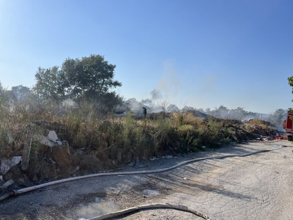 Υπό μερικό έλεγχο η φωτιά στον οικισμό «Αγία Σοφία» (pics)