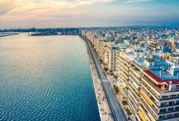 Ξύλινο ντεκ και πλατεία Δημοκρατίας περνούν τον προέλεγχο του ΕΣΠΑ