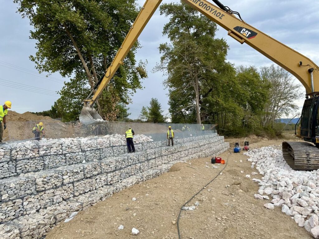 Σε πλήρη εξέλιξη βρίσκονται πολλαπλά έργα αντιπλημμυρικής προστασίας από την Αντιπεριφέρεια Θεσσαλονίκης, στο ρέμα της Ν. Απολλωνίας, ένα από τα μεγαλύτερα ρέματα στο νομό. Οι επεμβάσεις κρίθηκαν απαραίτητες, προκειμένου να αντιμετωπιστούν έγκαιρα, πριν την έναρξη του χειμώνα, οι διαβρώσεις που με την πάροδο των χρόνων δημιουργήθηκαν στην υπάρχουσα αντιπλημμυρική επένδυση των πρανών του ρέματος και ειδικά προς την επαρχιακή οδό Ν. Απολλωνίας – Καλαμωτού, εγκυμονώντας κινδύνους πλημμυρικών φαινομένων, σε πιθανές ισχυρές βροχοπτώσεις το επόμενο διάστημα, στον οικισμό του Καλαμωτού (Δ.Ε. Καλινδοίων, Δήμου Λαγκαδά). Αυτοψία στις εργασίες αποκατάστασης, αλλά και της προβλεπόμενης επέκτασης των αντιπλημμυρικών υποδομών του ρέματος της Ν. Απολλωνίας προς βορρά και την Εθνική Οδό Θεσσαλονίκης – Καβάλας πραγματοποίησε ο Αντιπεριφερειάρχης Θεσσαλονίκης, Κώστας Γιουτίκας. Ενημερώθηκε από τους επιβλέποντες μηχανικούς της Υποδιεύθυνσης Τεχνικών Έργων της Μ.Ε. Θεσσαλονίκης, για την πορεία κατασκευής των λιθοπλήρωτων συρματοκιβωτίων (σαρζανέτια) και ζήτησε την αυστηρή τήρηση των προβλεπόμενων χρονοδιαγραμμάτων. Στο πλαίσιο των προγραμματισμένων εργασιών, με την ίδια μέθοδο (σαρζανέτια) θα θωρακιστεί απέναντι στον κίνδυνο πλημμυρών, νησίδα αναπτυγμένης δενδροφυτείας που υπάρχει εντός του ρέματος της Ν. Απολλωνίας, όπως και στύλοι του δικτύου ηλεκτροφωτισμού στο οδικό δίκτυο που γειτνιάζει με το ρέμα. Επίσης προβλέπεται ο καθαρισμός της κοίτης από αυτοφυή βλάστηση, σκουπίδια και φερτά υλικά σε μήκος 2.000 μ. , ώστε να εξυπηρετεί απρόσκοπτα την απορροή κι απομάκρυνση των ομβρίων υδάτων.