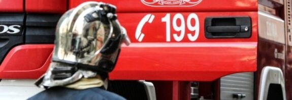 Φωτιά στο Ωραιόκαστρο: Επιχωματώσεις στα δύο εργοστάσια που συνεχίζουν να καίγονται