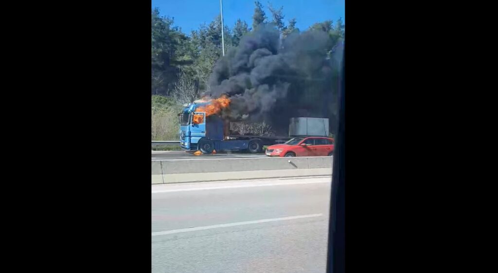 Στις φλόγες τυλίχθηκε φορτηγό στο Δερβένι (vid)