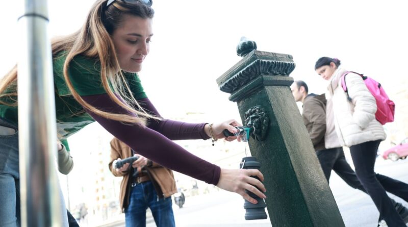 «Ραντεβού στις δημόσιες βρύσες» με μια φωνή