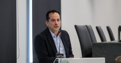 Μακροσκελής απάντηση Πέγκα σε Τζήκα για τη ΔΕΘ