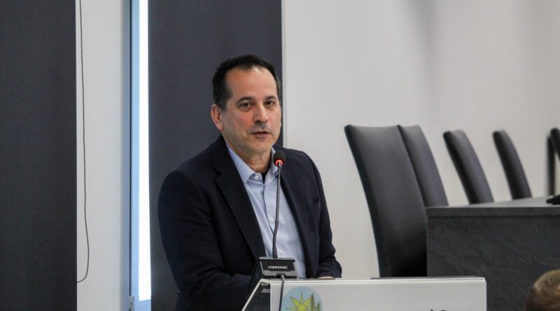 Μακροσκελής απάντηση Πέγκα σε Τζήκα για τη ΔΕΘ