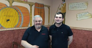 «Ό,τι Φάμε Ό,τι Πιούμε»: Η ιδέα, η τελετουργία του βολιώτικου μεζέ, οι σπεσιαλιτέ και τα βραβεία