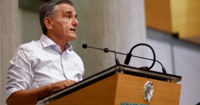 Υπέρ του δημοψηφίσματος για τη μεταφορά της ΔΕΘ ο Ευκλείδης Τσακαλώτος