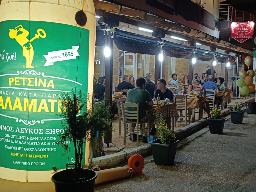 Τα πρώτα του γενέθλια γιόρτασε το βραβευμένο μεζεδοπωλείο «Ό,τι Φάμε Ό,τι Πιούμε» (pics)!
