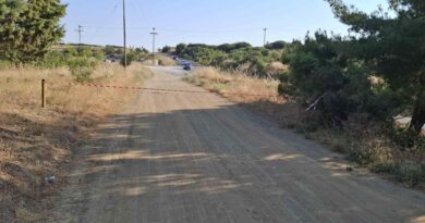 Από την Αντιδημαρχία Διαχείρισης Κρίσεων, Πολιτικής Προστασίας και Προστασίας του Πολίτη του Δήμου Ωραιοκάστρου γίνεται γνωστό πως με απόφαση του αντιπεριφερειάρχη Μητροπολιτικής Ενότητας Θεσσαλονίκης τίθεται σε ισχύ απαγόρευση κυκλοφορίας στην δασική έκταση (Δασόκτημα) του Δήμου Ωραιοκάστρου, λόγω υψηλού κινδύνου εκδήλωσης δασικής πυρκαγιάς. Ειδικότερα, με την απόφαση ορίζεται απαγόρευση κυκλοφορίας πεζών και τροχοφόρων κάθε είδους, το Σάββατο 28-06-2025 από ώρα 07.30 μέχρι την Κυριακή 29-06-2025 και ώρα 07.30. Στην απόφαση για τον Δήμο Ωραιοκάστρου αναφέρεται: Από την Δασική Υπηρεσία: Εποχούμενες περιπολίες από όργανα της Υπηρεσίας, σύμφωνα με τον ημερήσιο προγραμματισμό τους, προς τήρηση του μέτρου. Από την ΕΛΑΣ: Επιτήρηση από εποχούμενες περιπολίες στον δρόμο που ενώνει Μελισσοχώρι με Ωραιόκαστρο, στο τέλος του οικισμού Ωραιοκάστρου. Από την Πυροσβεστική Υπηρεσία: Εποχούμενες περιπολίες από όργανα της Υπηρεσίας στην δασική περιοχή Ωραιοκάστρου, προς τήρηση του μέτρου, σύμφωνα με τον ημερήσιο προγραμματισμό τους (ΚΡΟΝΟΣ 31). Από τις Ένοπλες Δυνάμεις: Εποχούμενες Περιπολίες Αμιγών Περίπολων προς τήρηση του μέτρου, σύμφωνα με τον ημερήσιο προγραμματισμό τους. Με την χρήση φραγμών – εμποδίων – κορδέλας (με μέριμνα του Δήμου Ωραιοκάστρου): Σε όλα τα σημεία εκατέρωθεν της Ε.Ο. Ωραιοκάστρου Δρυμού που συναντούν δασικούς δρόμους, Στη διασταύρωση της οδού Σιέρη με τους δύο δασικούς δρόμους (Ωραιόκαστρο), Στη διασταύρωση της οδού Μακεδονομάχου Αριστείδη Τίκα με τον δασικό δρόμο που οδηγεί στον λόφο Παλαιοκάστρου (Ωραιόκαστρο), Στη διασταύρωση της οδού Γ. Γεννηματά με την οδό Αλέξανδρου Υψηλάντη (Ωραιόκαστρο), Στη διασταύρωση των οδών Καποδίστρια και Μελισσοχωρίου με τους δύο δασικούς δρόμους, Πλησίον των κοιμητηριών Ωραιοκάστρου στην είσοδο των δύο δασικών δρόμων, Πάνω από το γήπεδο της Νεοχωρούδας προς Φράγμα Ωραιοκάστρου, Στη διασταύρωση της Ε.Ο. Θεσσαλονίκης – Κιλκίς, στο ύψος της σιδηροδρομικής γέφυρας, πλησίον της εκκλησίας της Αγίας Αικατερίνης, Πλησίον του ξενοδοχείου «Λεωνίδας», Πλησίον της σκήτης Αγίας Μαρίας Μαγδαληνής (Λητή).