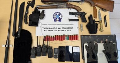 Συνελήφθη με ολόκληρο... οπλοστάσιο σε περιοχή του Δήμου Χαλκηδόνας