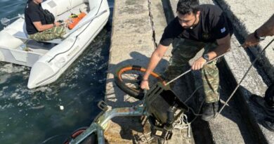 Δύτες «ψάρεψαν» πατίνια, λάστιχα και μηχανές από το βυθό του Θερμαϊκού
