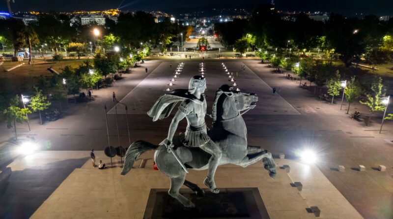Φωταγωγήθηκε το άγαλμα του Μεγάλου Αλεξάνδρου στη Θεσσαλονίκη (pics)