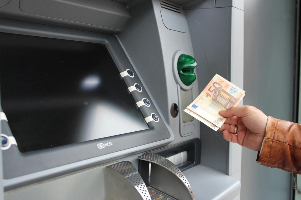 Πιερρακάκης: Μηδενίζονται οι χρεώσεις σε συναλλαγές από ΑΤΜ - Θεσπίζεται εθνικό πλαφόν
