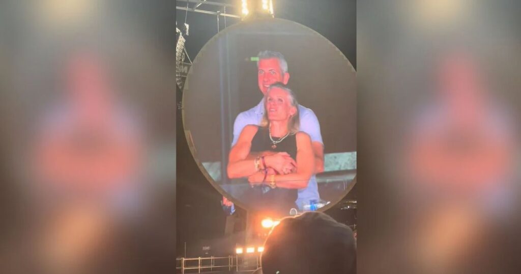 Viral στιγμή σε συναυλία των Coldplay: «Kiss cam» φέρεται να «πρόδωσε» παράνομο ζευγάρι (vid)