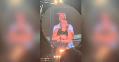 Viral στιγμή σε συναυλία των Coldplay: «Kiss cam» φέρεται να «πρόδωσε» παράνομο ζευγάρι (vid)