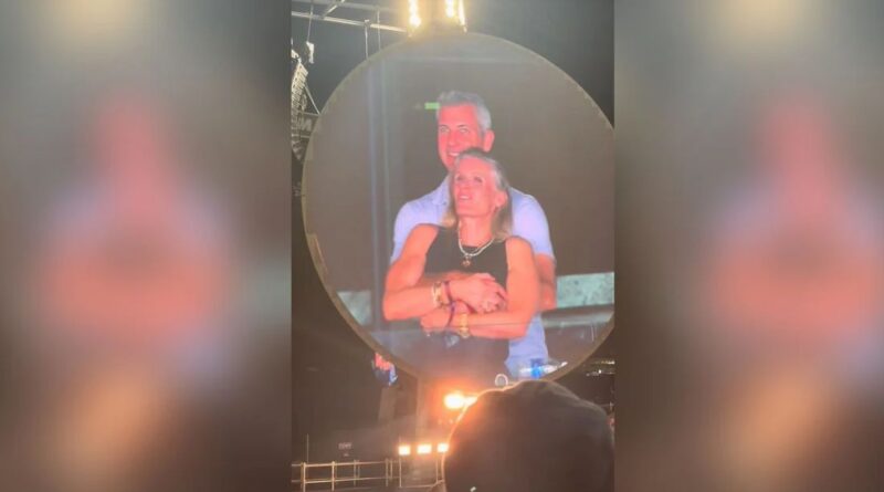 Viral στιγμή σε συναυλία των Coldplay: «Kiss cam» φέρεται να «πρόδωσε» παράνομο ζευγάρι (vid)