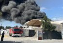 Κατεπείγουσα κοινοβουλευτική ερώτηση προς το σύνολο των συναρμόδιων Υπουργείων κατέθεσε η Κυριακή Μάλαμα σε σχέση με το θέμα της πυρκαγιάς που ξέσπασε σε βιομηχανικό χώρο στη Σίνδο. Όπως επισημαίνεται στην ερώτηση, η πυρκαγιά που ξέσπασε την Παρασκευή σε χώρο εργοστασίου ανακύκλωσης στη Σίνδο της Θεσσαλονίκης είναι πιθανό να απελευθέρωσε, σύμφωνα με τους επιστήμονες που τοποθετήθηκαν στον δημόσιο λόγο, τοξικό νέφος και μικροσωματίδια, τα οποία υπάρχει κίνδυνος να διασπαρούν σε ολόκληρη την πόλη. Την ίδια στιγμή η αδυναμία πλήρους κι άμεσης κατάσβεσης της πυρκαγιάς, λόγω της ύπαρξης πολύ εύφλεκτων τοξικών υλικών σε εξωτερικό χώρο, θέτει το θέμα των πρωτοκόλλων εφαρμογής των διαδικασιών ανακύκλωσης και των ελέγχων που πρέπει να συνοδεύουν αυτά τα πρωτόκολλα. Στο πλαίσιο αυτό η Κυριακή Μάλαμα ερωτά : Πρώτον : Διενεργούνται έλεγχοι σε σχέση με τις συνθήκες του ατυχήματος, καθώς κι ως προς τις περιβαλλοντικές επιπτώσεις του; Δεύτερον : Έχουν διενεργηθεί έλεγχοι σε σχέση με τυχόν έγκλιση τοξικών ουσιών; Ακολουθεί το πλήρες κείμενο της ερώτησης : Αθήνα, 14 Ιουνίου 2025 ΕΡΩΤΗΣΗ Προς τους κυρίους Υπουργούς : - Περιβάλλοντος κι Ενέργειας - Κλιματικής Κρίσης και Πολιτικής Προστασίας - Εσωτερικών Θέμα : Θα υπάρξουν έλεγχοι των αιτιών και των επιπτώσεων της τοξικής πυρκαγιάς στη Σίνδο Θεσσαλονίκης; Η πυρκαγιά που ξέσπασε την Παρασκευή σε χώρο εργοστασίου ανακύκλωσης στη Σίνδο της Θεσσαλονίκης είναι πιθανό να απελευθέρωσε, σύμφωνα με τους επιστήμονες που τοποθετήθηκαν στον δημόσιο λόγο, τοξικό νέφος και μικροσωματίδια, τα οποία υπάρχει κίνδυνος να διασπαρούν σε ολόκληρη την πόλη. Την ίδια στιγμή η αδυναμία πλήρους κι άμεσης κατάσβεσης της πυρκαγιάς, λόγω της ύπαρξης πολύ εύφλεκτων τοξικών υλικών σε εξωτερικό χώρο, θέτει το θέμα των πρωτοκόλλων εφαρμογής των διαδικασιών ανακύκλωσης και των ελέγχων που πρέπει να συνοδεύουν αυτά τα πρωτόκολλα. Στο πλαίσιο αυτό είναι απαραίτητη η διενέργεια όλων των προβλεπόμενων ελέγχων σε σχέση με τις επιπτώσεις του τοξικού νέφους που εκλύθηκε, αλλά και σε σχέση με τις συνθήκες πρόκλησης του ατυχήματος. Επειδή τα αίτια και τα αποτελέσματα της τοξικής πυρκαγιάς στη Σίνδο θα πρέπει να αντιμετωπιστούν άμεσα. Ερωτώνται οι κύριοι Υπουργοί : Διενεργούνται έλεγχοι σε σχέση με τις συνθήκες του ατυχήματος, καθώς κι ως προς τις περιβαλλοντικές επιπτώσεις του; Έχουν διενεργηθεί έλεγχοι σε σχέση με τυχόν έγκλιση τοξικών ουσιών; Η ερωτούσα βουλευτής Μάλαμα Κυριακή