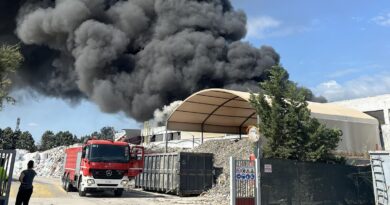 Κατεπείγουσα κοινοβουλευτική ερώτηση προς το σύνολο των συναρμόδιων Υπουργείων κατέθεσε η Κυριακή Μάλαμα σε σχέση με το θέμα της πυρκαγιάς που ξέσπασε σε βιομηχανικό χώρο στη Σίνδο. Όπως επισημαίνεται στην ερώτηση, η πυρκαγιά που ξέσπασε την Παρασκευή σε χώρο εργοστασίου ανακύκλωσης στη Σίνδο της Θεσσαλονίκης είναι πιθανό να απελευθέρωσε, σύμφωνα με τους επιστήμονες που τοποθετήθηκαν στον δημόσιο λόγο, τοξικό νέφος και μικροσωματίδια, τα οποία υπάρχει κίνδυνος να διασπαρούν σε ολόκληρη την πόλη. Την ίδια στιγμή η αδυναμία πλήρους κι άμεσης κατάσβεσης της πυρκαγιάς, λόγω της ύπαρξης πολύ εύφλεκτων τοξικών υλικών σε εξωτερικό χώρο, θέτει το θέμα των πρωτοκόλλων εφαρμογής των διαδικασιών ανακύκλωσης και των ελέγχων που πρέπει να συνοδεύουν αυτά τα πρωτόκολλα. Στο πλαίσιο αυτό η Κυριακή Μάλαμα ερωτά : Πρώτον : Διενεργούνται έλεγχοι σε σχέση με τις συνθήκες του ατυχήματος, καθώς κι ως προς τις περιβαλλοντικές επιπτώσεις του; Δεύτερον : Έχουν διενεργηθεί έλεγχοι σε σχέση με τυχόν έγκλιση τοξικών ουσιών; Ακολουθεί το πλήρες κείμενο της ερώτησης : Αθήνα, 14 Ιουνίου 2025 ΕΡΩΤΗΣΗ Προς τους κυρίους Υπουργούς : - Περιβάλλοντος κι Ενέργειας - Κλιματικής Κρίσης και Πολιτικής Προστασίας - Εσωτερικών Θέμα : Θα υπάρξουν έλεγχοι των αιτιών και των επιπτώσεων της τοξικής πυρκαγιάς στη Σίνδο Θεσσαλονίκης; Η πυρκαγιά που ξέσπασε την Παρασκευή σε χώρο εργοστασίου ανακύκλωσης στη Σίνδο της Θεσσαλονίκης είναι πιθανό να απελευθέρωσε, σύμφωνα με τους επιστήμονες που τοποθετήθηκαν στον δημόσιο λόγο, τοξικό νέφος και μικροσωματίδια, τα οποία υπάρχει κίνδυνος να διασπαρούν σε ολόκληρη την πόλη. Την ίδια στιγμή η αδυναμία πλήρους κι άμεσης κατάσβεσης της πυρκαγιάς, λόγω της ύπαρξης πολύ εύφλεκτων τοξικών υλικών σε εξωτερικό χώρο, θέτει το θέμα των πρωτοκόλλων εφαρμογής των διαδικασιών ανακύκλωσης και των ελέγχων που πρέπει να συνοδεύουν αυτά τα πρωτόκολλα. Στο πλαίσιο αυτό είναι απαραίτητη η διενέργεια όλων των προβλεπόμενων ελέγχων σε σχέση με τις επιπτώσεις του τοξικού νέφους που εκλύθηκε, αλλά και σε σχέση με τις συνθήκες πρόκλησης του ατυχήματος. Επειδή τα αίτια και τα αποτελέσματα της τοξικής πυρκαγιάς στη Σίνδο θα πρέπει να αντιμετωπιστούν άμεσα. Ερωτώνται οι κύριοι Υπουργοί : Διενεργούνται έλεγχοι σε σχέση με τις συνθήκες του ατυχήματος, καθώς κι ως προς τις περιβαλλοντικές επιπτώσεις του; Έχουν διενεργηθεί έλεγχοι σε σχέση με τυχόν έγκλιση τοξικών ουσιών; Η ερωτούσα βουλευτής Μάλαμα Κυριακή