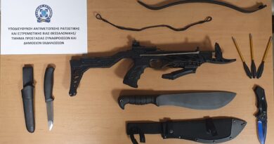 Συνελήφθη 17χρονος για εμπρησμό δικύκλου στο Φάληρο – Κουβαλούσε μαχαίρια και βαλλίστρα (pic)!