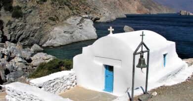 Αμοργός: Το απέραντο γαλάζιο που αντιστέκεται στην τουριστική κάμψη και διατηρεί την αυθεντικότητά του