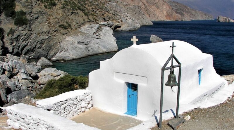 Αμοργός: Το απέραντο γαλάζιο που αντιστέκεται στην τουριστική κάμψη και διατηρεί την αυθεντικότητά του