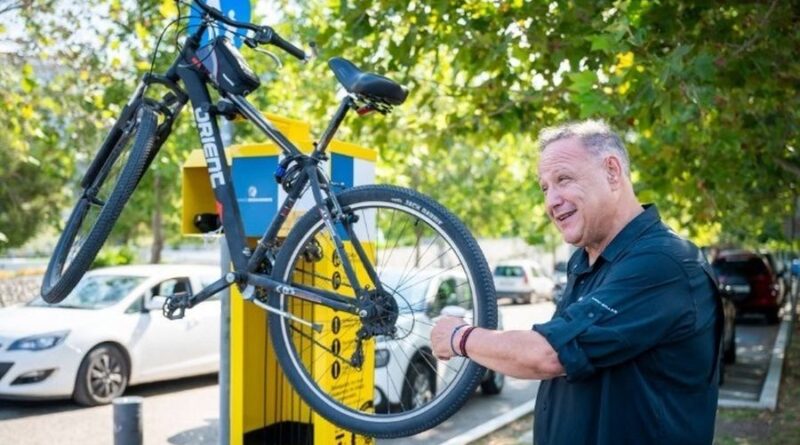Έκλεψαν εργαλεία από τον σταθμό επισκευής ποδηλάτων στη Νέα Παραλία
