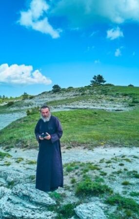 Ιερέας με κανάλι στο YouTube, drone και έξι κάμερες προβάλλει το Βόιο Κοζάνης - Viral στην ομογένεια