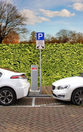 Αυξανόμενο ενδιαφέρον για τα ηλεκτρικά οχήματα δείχνουν οι πολίτες της ΕΕ