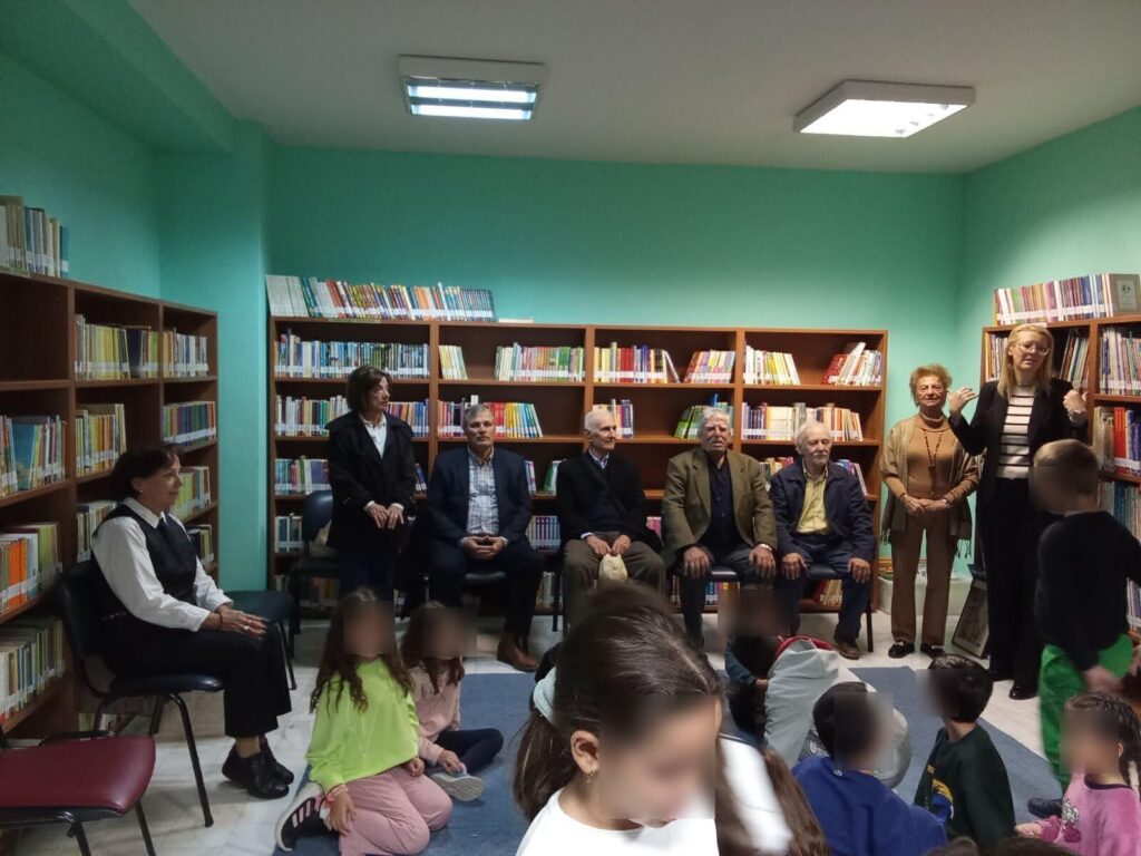 Γιαγιάδες και παππούδες είπαν ιστορίες και έπαιξαν με μαθητές στη Δημοτική Βιβλιοθήκη Ωραιοκάστρου