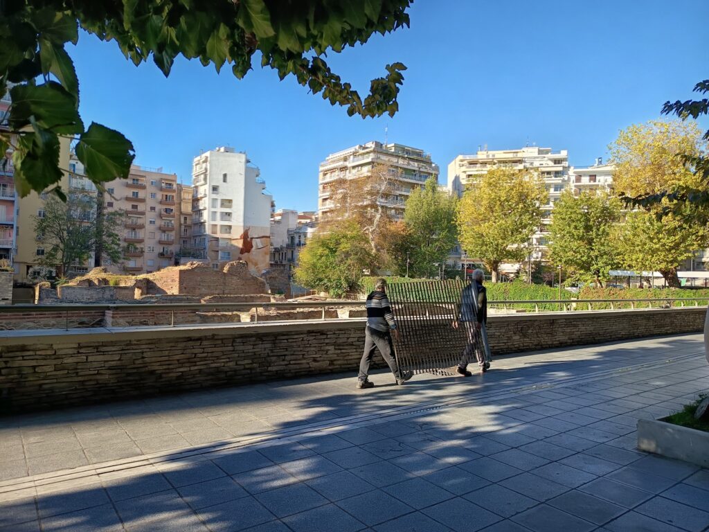 Αφαιρούνται τα κάγκελα από το Γαλεριανό Συγκρότημα (pics)