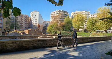 Αφαιρούνται τα κάγκελα από το Γαλεριανό Συγκρότημα (pics)