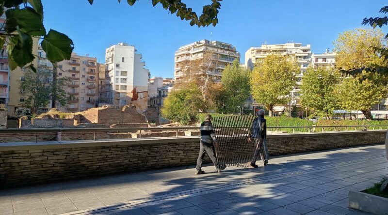 Αφαιρούνται τα κάγκελα από το Γαλεριανό Συγκρότημα (pics)